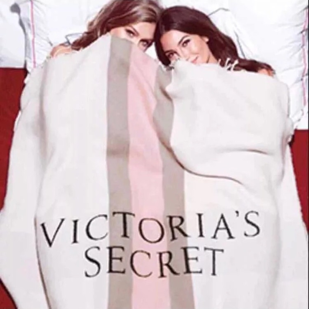 Victoria Secret throw - Picture 2 of 2